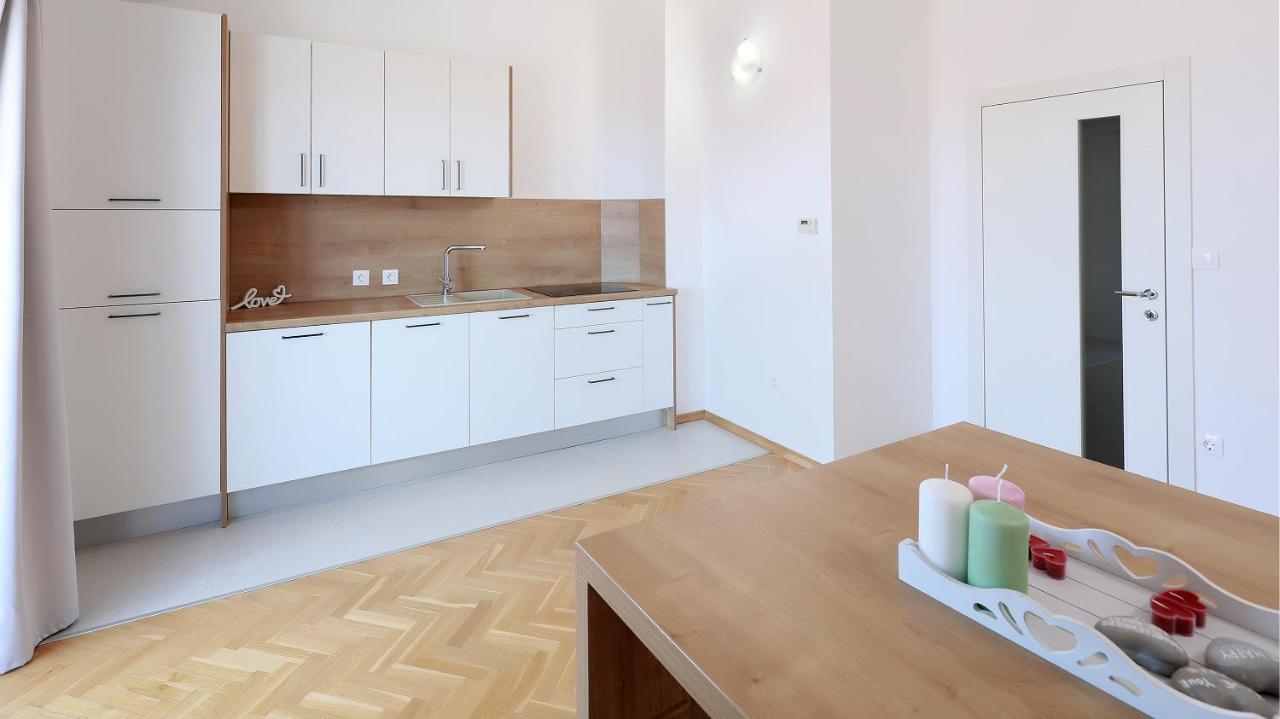 Apartments Tomy Novalja Eksteriør billede