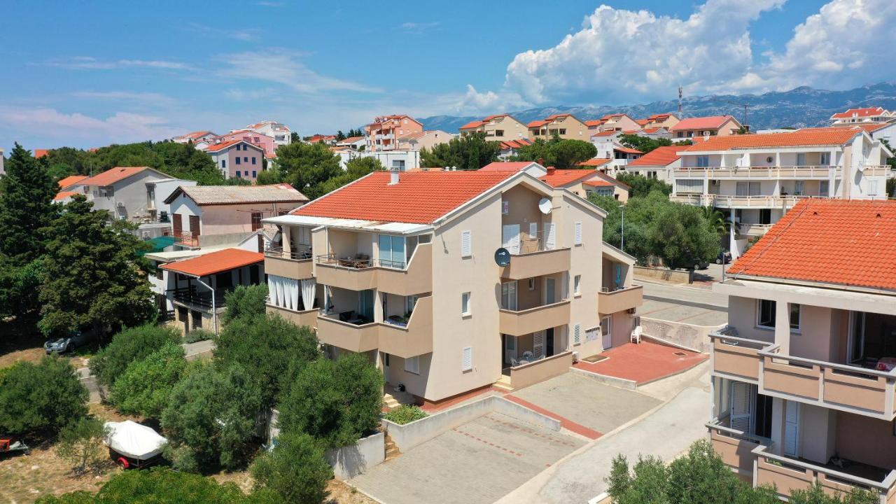 Apartments Tomy Novalja Eksteriør billede
